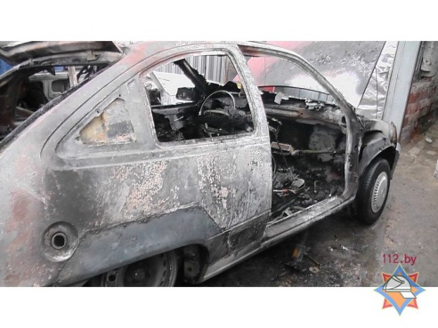 В Гомеле сгорели две легковушки, один водитель пострадал (фото)