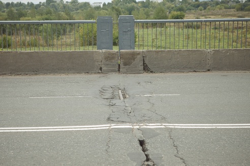 Опоры моста на Шмидта совсем сгнили (фото)