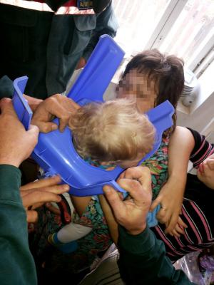 Слуцкие спасатели вызволили девочку, одевшую на голову стульчик для горшка