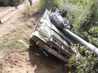 В Слониме по дороге на учения “Запад-2013 танк завалился в кювет
