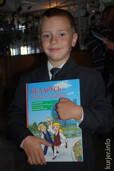 На уроке нужно сидеть тихо, не хихикать