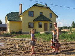 В Гродно сотни молодых семей, имея свой дом, вынуждены снимать квартиры либо жить без воды, канализации и дорог