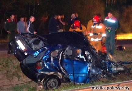 Под Лунинцем «Рено» врезался в дизель. Водителя собирали по частям. Пассажиров поезда эвакуировали Под Лунинцем «Рено» врезался в дизель. Водителя собирали по частям. Пассажиров поезда эвакуировали