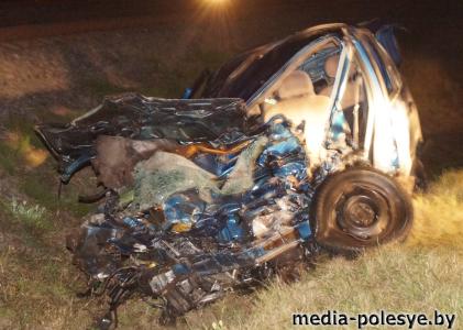 Под Лунинцем «Рено» врезался в дизель. Водителя собирали по частям. Пассажиров поезда эвакуировали Под Лунинцем «Рено» врезался в дизель. Водителя собирали по частям. Пассажиров поезда эвакуировали