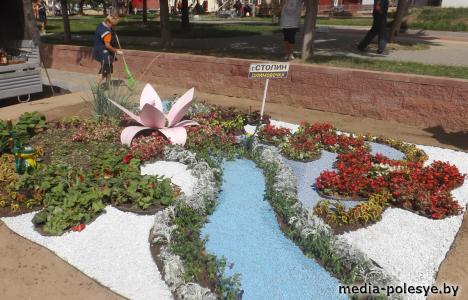 За сделанную в Ляховичах клумбу столинские коммунальщики получили диплом