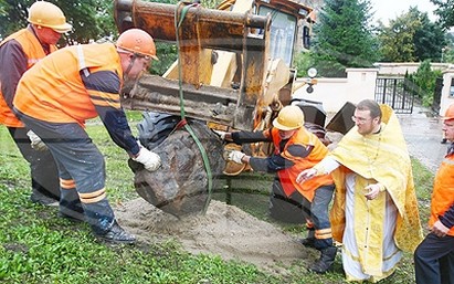 В Гродно камень с крестом, обнаруженный в Немане, установили возле Коложской церкви