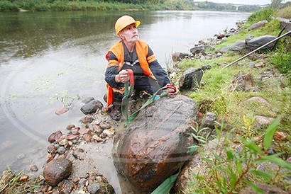 В Гродно камень с крестом, обнаруженный в Немане, установили возле Коложской церкви