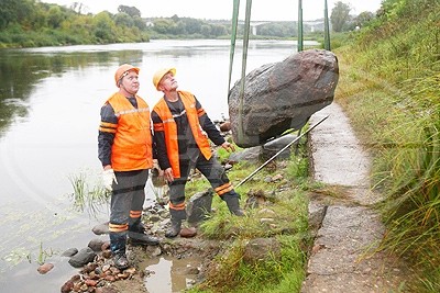 В Гродно камень с крестом, обнаруженный в Немане, установили возле Коложской церкви