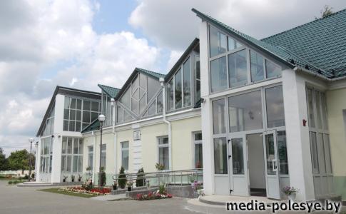 Молодожёны для свадебной фотосессии выбирают самые красивые места в городе