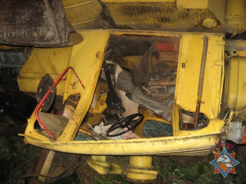В Петриковском районе перевернулся трактор, пьяный водитель застрял в кабине (фото)