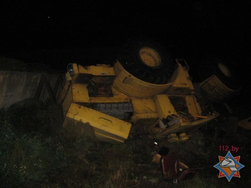 В Петриковском районе перевернулся трактор, пьяный водитель застрял в кабине (фото)