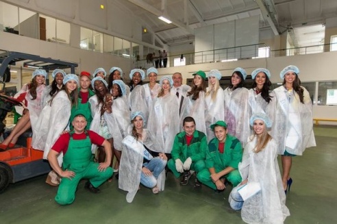 Участницы Miss Supranational – 2013 посетили крупнейший в Беларуси завод по производству соков