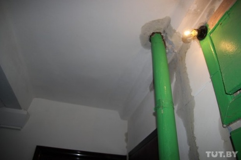 Ремонт во время дождя: гродненская многоэтажка “промокла” с пятого по первый этаж