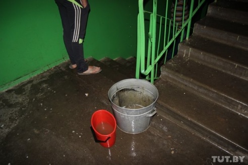 Ремонт во время дождя: гродненская многоэтажка “промокла” с пятого по первый этаж