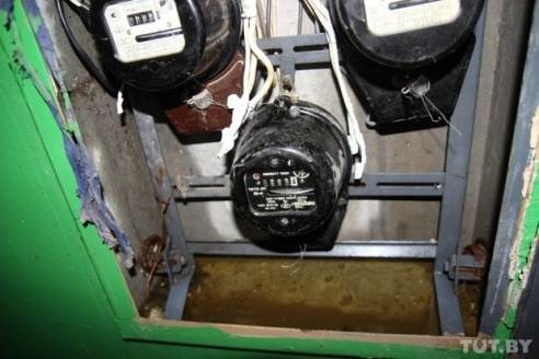 Ремонт во время дождя: гродненская многоэтажка “промокла” с пятого по первый этаж