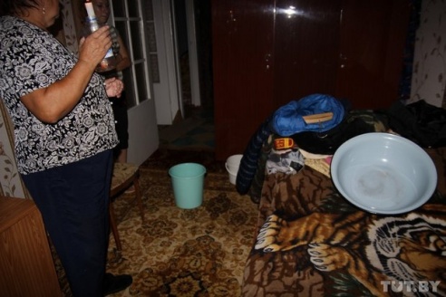 Ремонт во время дождя: гродненская многоэтажка “промокла” с пятого по первый этаж