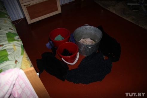 Ремонт во время дождя: гродненская многоэтажка “промокла” с пятого по первый этаж