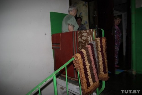 Ремонт во время дождя: гродненская многоэтажка “промокла” с пятого по первый этаж