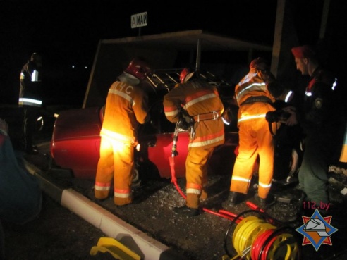 Под Речицей легковушка врезалась в остановку. Водитель погиб, пьяная беременная пассажирка в коме (фото)