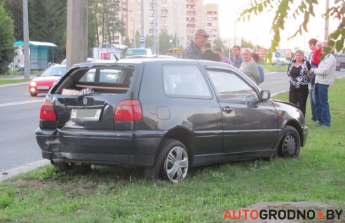 В Гродно пьяный водитель угнал микроавтобус, вытолкнул VW Golf в столб, а сам, выскочив на газон, сломал дерево