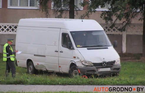 В Гродно пьяный водитель угнал микроавтобус, вытолкнул VW Golf в столб, а сам, выскочив на газон, сломал дерево