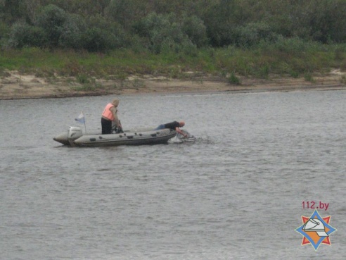 В Петриковском районе перевернулась лодка с рыбаками: один из них утонул, а второму удалось спастись (фото)