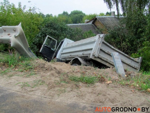 Машина не стоит двух человеческих жизней: в Гродно водитель МАЗа направил грузовик в кювет, чтобы не допустить столкновения с легковушкой