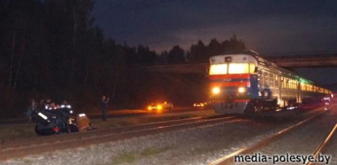 Под Лунинцем «Рено» врезался в дизель. Водителя собирали по частям. Пассажиров поезда эвакуировали