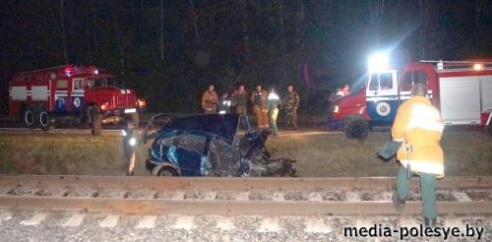 Под Лунинцем «Рено» врезался в дизель. Водителя собирали по частям. Пассажиров поезда эвакуировали