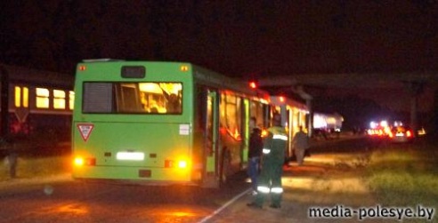 Под Лунинцем «Рено» врезался в дизель. Водителя собирали по частям. Пассажиров поезда эвакуировали