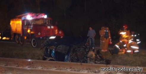Под Лунинцем «Рено» врезался в дизель. Водителя собирали по частям. Пассажиров поезда эвакуировали