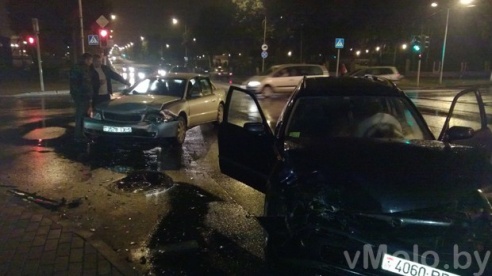 Фотофакт: возле детской стоматологии произошла очередная авария