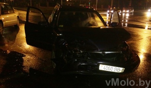 Фотофакт: возле детской стоматологии произошла очередная авария