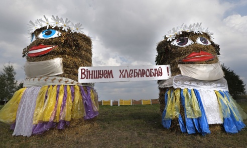 Гостей «Дожинок» встречают соломенные чудовища (фото)