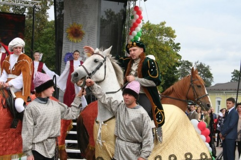 800-летие Речицы: русскоязычный Витовт и перевернутый официальный флаг