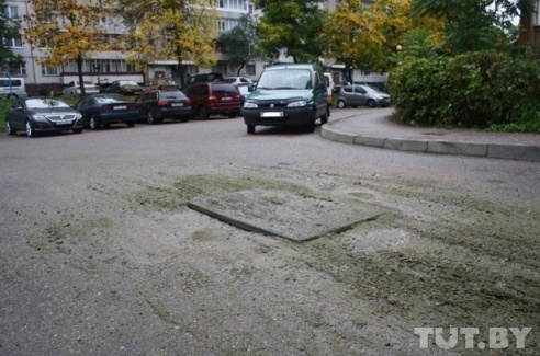 “Нанотехнологии” в действии: яму во дворе на Советских пограничников в Гродно сначала заложили травой, а потом фанерой