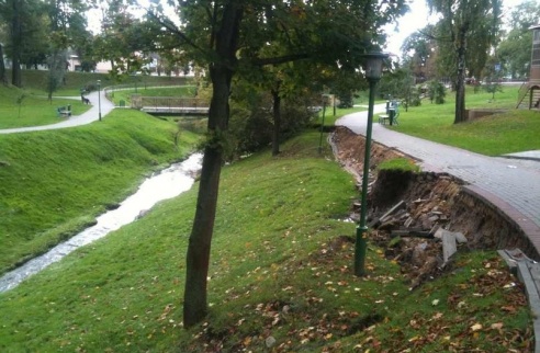 В Гродно в швейцарской долине в Городничанку сполз грунт: берег реки сдвинулся вниз на метр с фонарями и деревьями