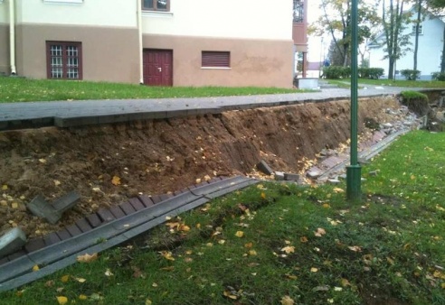 В Гродно в швейцарской долине в Городничанку сполз грунт: берег реки сдвинулся вниз на метр с фонарями и деревьями