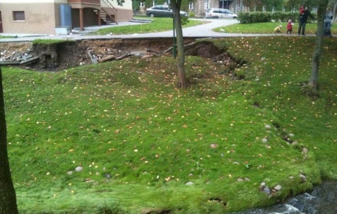 В Гродно в швейцарской долине в Городничанку сполз грунт: берег реки сдвинулся вниз на метр с фонарями и деревьями