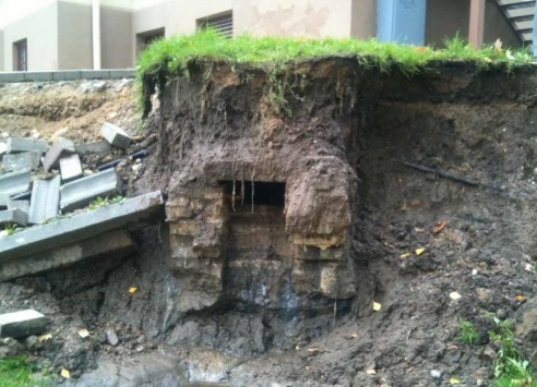 В Гродно в швейцарской долине в Городничанку сполз грунт: берег реки сдвинулся вниз на метр с фонарями и деревьями