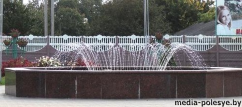 Молодожёны для свадебной фотосессии выбирают самые красивые места в городе