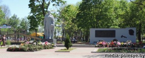 Молодожёны для свадебной фотосессии выбирают самые красивые места в городе