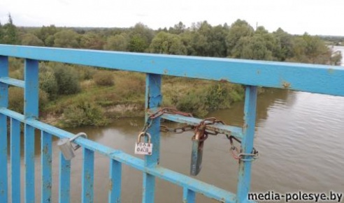 Молодожёны для свадебной фотосессии выбирают самые красивые места в городе
