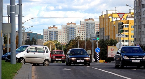 В Гродно автомобиль почти пересек разрезное кольцо поперек основного направления
