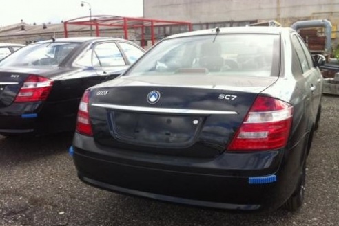 В Гродно привезли два автовоза новых Geely, среди которых и планируемый к серийному производству кроссовер Emgrand X7: первые впечатления