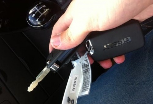 В Гродно привезли два автовоза новых Geely, среди которых и планируемый к серийному производству кроссовер Emgrand X7: первые впечатления