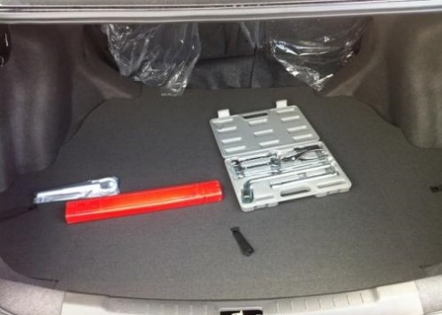 В Гродно привезли два автовоза новых Geely, среди которых и планируемый к серийному производству кроссовер Emgrand X7: первые впечатления