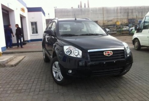 В Гродно привезли два автовоза новых Geely, среди которых и планируемый к серийному производству кроссовер Emgrand X7: первые впечатления