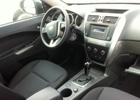 В Гродно привезли два автовоза новых Geely, среди которых и планируемый к серийному производству кроссовер Emgrand X7: первые впечатления