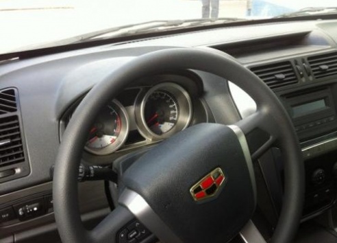 В Гродно привезли два автовоза новых Geely, среди которых и планируемый к серийному производству кроссовер Emgrand X7: первые впечатления